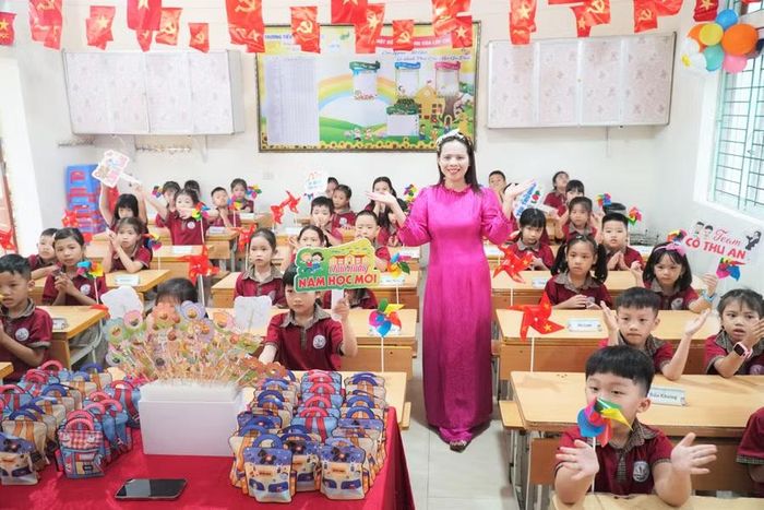 Đối với học sinh lớp 2, các em đã có nề nếp từ năm học trước, nên ngày tựu trường là ngày vui khi được gặp lại đông đủ bạn bè sau 3 tháng nghỉ hè, nhận lớp, làm quen cô giáo chủ nhiệm mới. Ảnh: Hồ Lài