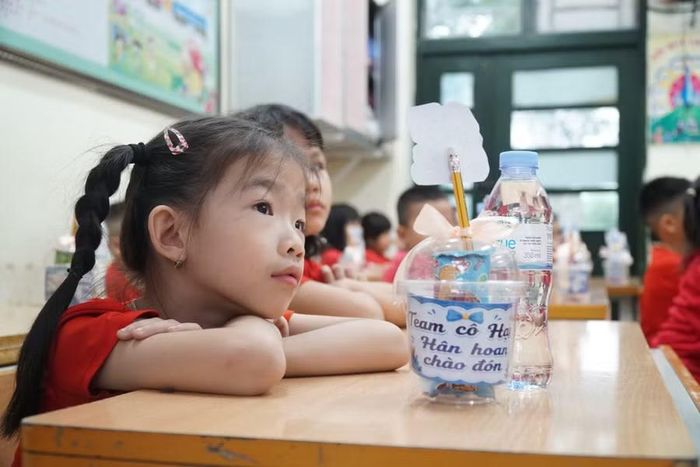 Ánh mắt ngây thơ của các bạn học sinh lớp 1 khi bước vào trường tiểu học, bắt đầu giai đoạn học tập mới. Ảnh: Hồ Lài