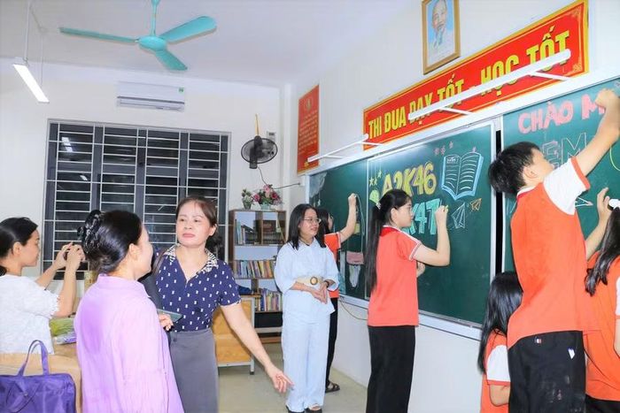 Sáng 24/8, Trường THCS Hà Huy Tập tổ chức tựu trường cho khối 7, 8, 9 - đồng thời chuẩn bị trang trí đón học sinh lớp 6 tựu trường vào buổi chiều cùng ngày.