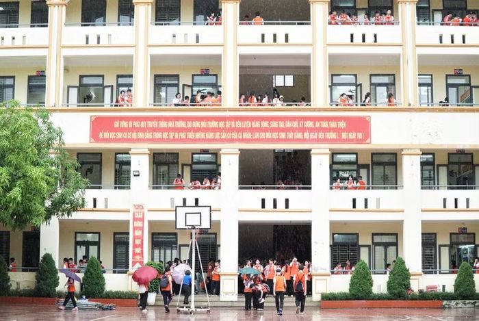 Trường THCS Hà Huy Tập (phường Vinh Phú, Nghệ An) sau sáp nhập với Trường THCS Nghi Đức có 72 lớp với hơn 4.000 học sinh - là một trong các trường có sỹ số đông nhất tỉnh.