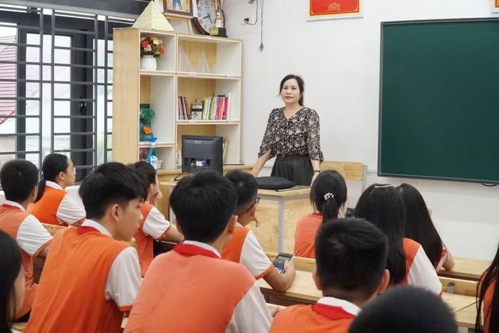 Cô Phạm Thị Mận - giáo viên chủ nhiệm lớp 9A9 Trường THCS Hà Huy Tập đã "gặp lại" các em học sinh và phổ biến những kế hoạch, nhiệm vụ cho năm học cuối cấp quan trọng. Cô chủ nhiệm lớp 9A9 từ năm học trước nên đã nắm rõ hoàn cảnh, đặc điểm của từng học sinh. Ảnh: Hồ Lài