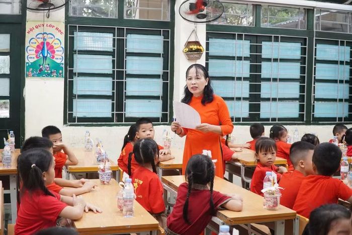 Cô Trần Thị Hạnh - giáo viên Trường Tiểu học Hưng Lộc đã có gần 30 năm công tác, trong đó nhiều năm liền phụ trách lớp 1. Cô chia sẻ, đây là năm học đầu tiên của bậc giáo dục phổ thông, nên giáo viên "vừa dạy vừa dỗ", tạo tâm lý yêu trường lớp, thích đến trường đi học cho các em. Ảnh: Hồ Lài