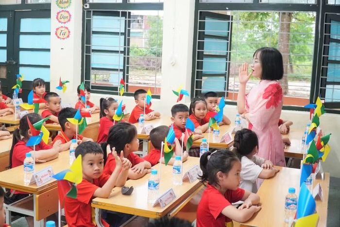  Đối với học sinh vào lớp 1, các em sẽ có tuần 0 cùng cô giáo để làm quen môi trường tiểu học, các quy tắc trong lớp... 