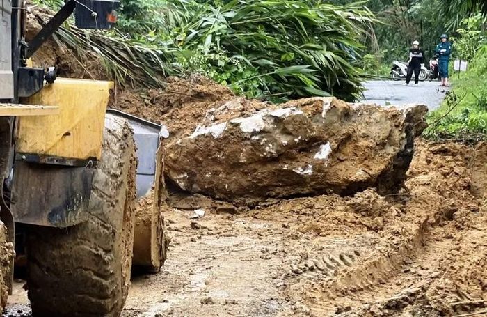 Chính quyền xã Mường Mìn phối hợp với đơn vị quản lý giao thông đưa phương tiện, máy móc vào khắc phục sự cố sạt lở. Ảnh: CTV