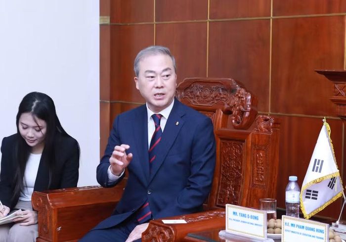 Giáo sư Yang O-Bong trao đổi tại buổi làm việc.