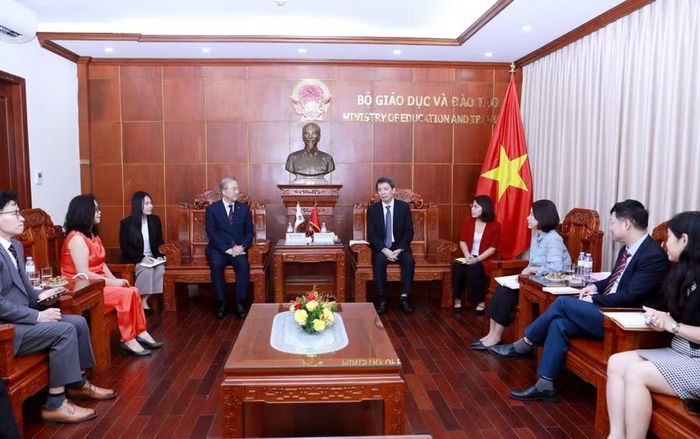 Đại diện hai bên thảo luận các vấn đề cùng quan tâm.