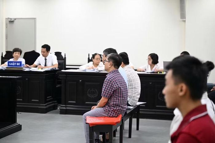 Bị cáo Phạm Văn Long, cựu Hiệu trưởng Trường Cao đẳng Du lịch Hà Nội cùng các bị cáo tại tòa.