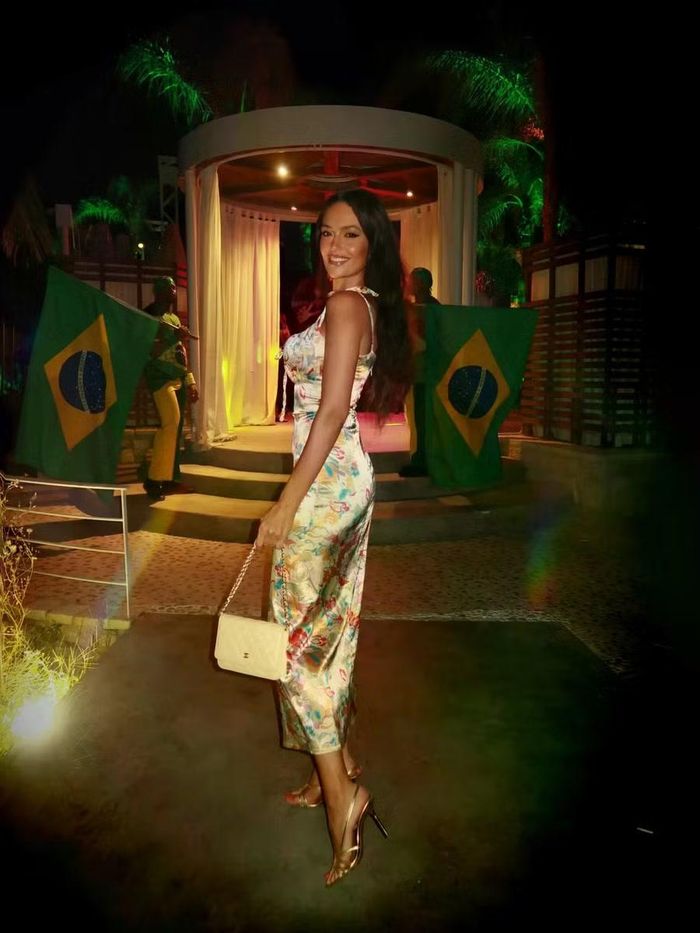 Người đẹp Murati xuất hiện nổi bật trước khu vực trang trí bằng quốc kỳ Brazil, đúng với chủ đề của buổi tiệc. Thiết kế ôm dáng cùng tông màu nhiệt đới giúp nữ MC Champions League hòa vào không khí sôi động của đêm vui tại Albania. Ảnh: Instagram/@evamurati,