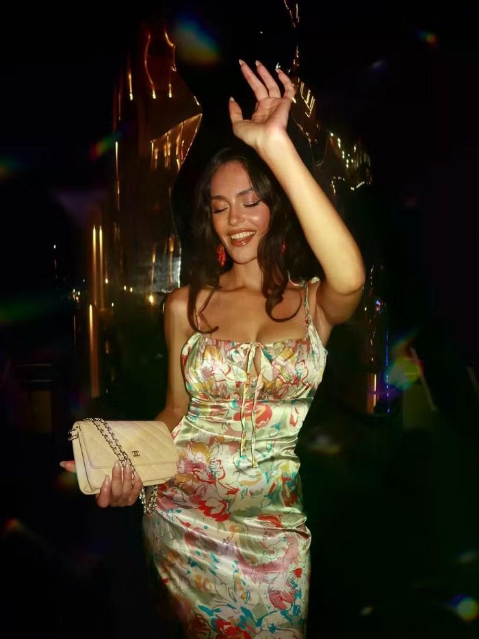 Không chỉ tạo dáng trước ống kính, nữ MC còn hòa vào không khí của bữa tiệc. The Sun mô tả Murati đã nhảy múa và tận hưởng âm nhạc tại đêm hội. Ảnh: Instagram/@evamurati.