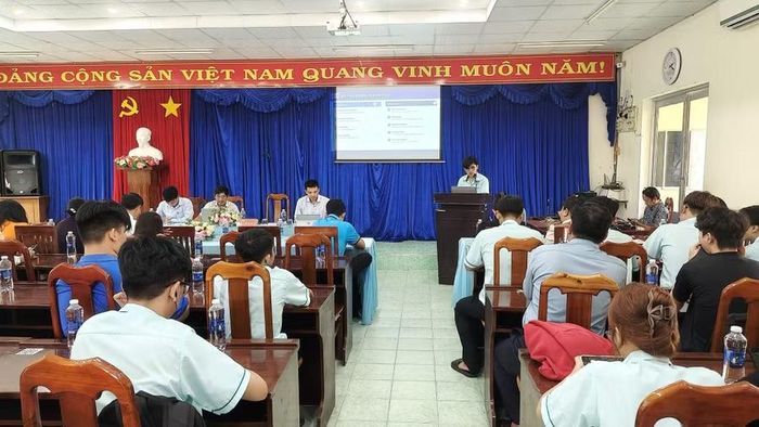 Sinh viên thuyết trình Dự án Cà Mau AI Tour - hệ thống Hướng dẫn viên ảo du lịch. Ảnh: QM.