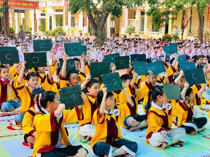 Học sinh Trường Tiểu học Bắc Vũ Dương hào hứng tham gia sân chơi tiếng Anh. Ảnh: Nhà trường cung cấp