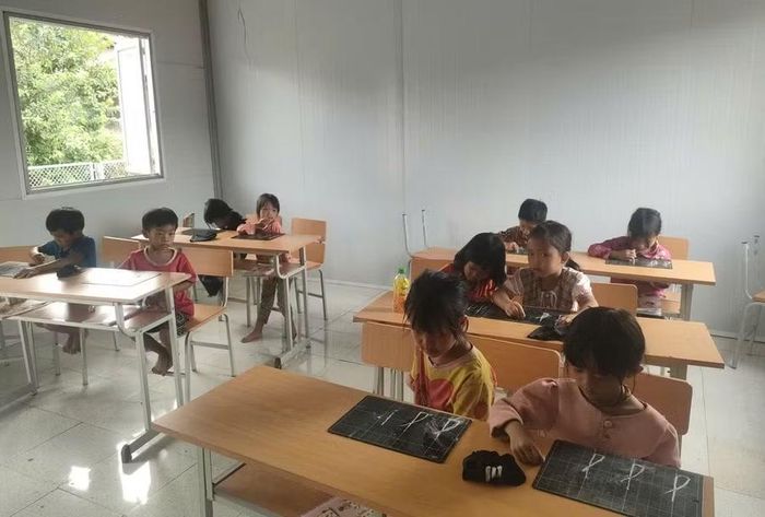 Trường PTNT TH&THCS Hua Bum dạy tăng cường tiếng Việt cho trẻ tại điểm bản.