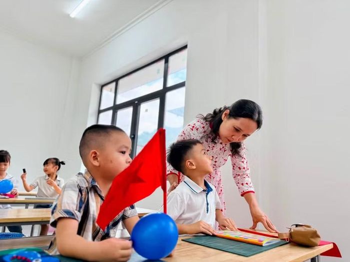 Cô trò Trường PTNT TH&THCS Thanh Nưa thoải mái chia sẻ trong tiết tăng cường tiếng Việt.