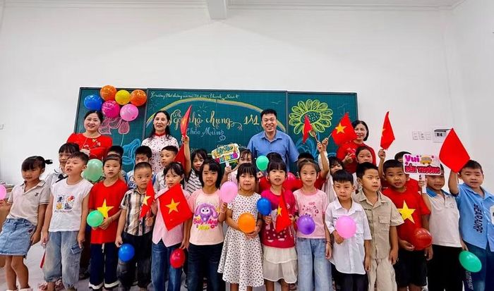 Học sinh lớp 1 Trường PTNT TH&THCS Thanh Nưa hân hoan trong ngày tựu trường.