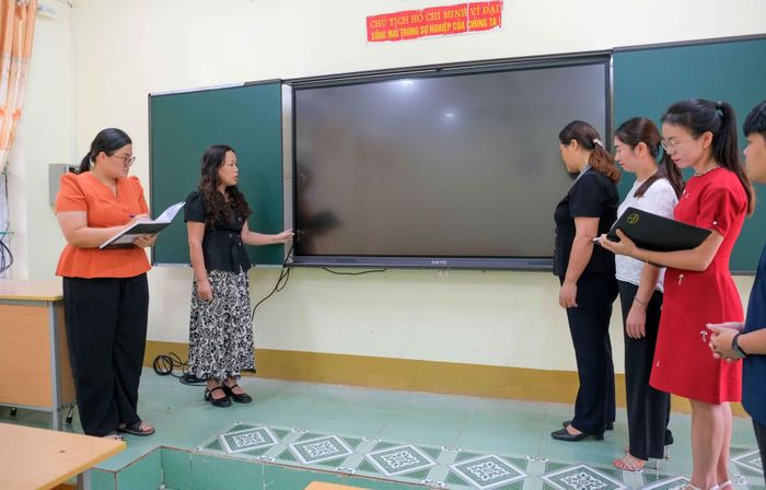 Các thầy, cô giáo Trường THPT Nguyên Bình sẵn sàng cho năm học mới.