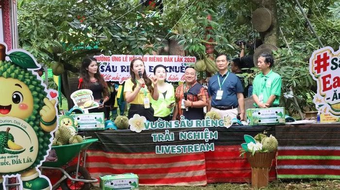 Bà Ngô Thị Minh Trinh, Bí thư Đảng uỷ xã chia sẻ trước máy quay.