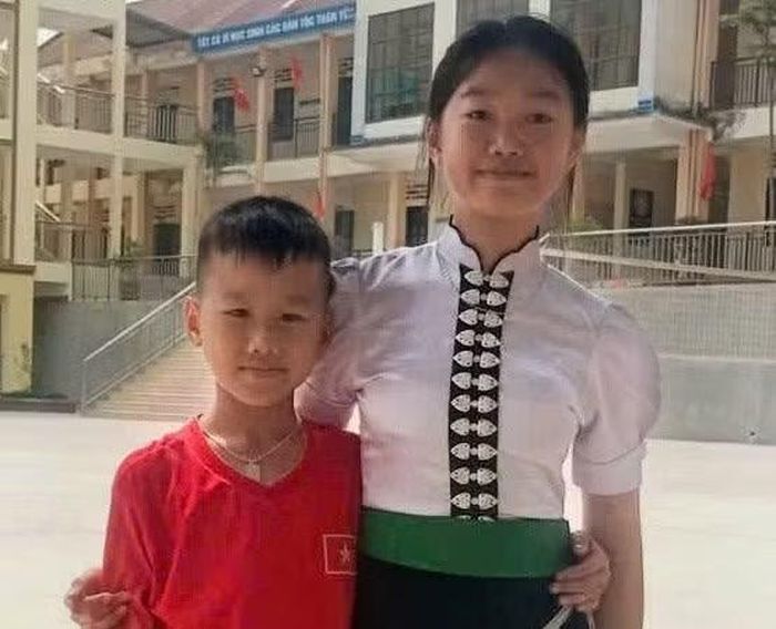 Lò Thị Hà Phương cùng em. Ảnh NVCC.
