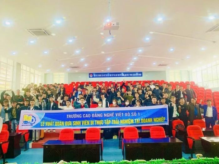 Lễ xuất quân đưa sinh viên đi thực tập của Trường Cao đẳng nghề Việt – Xô số 1.