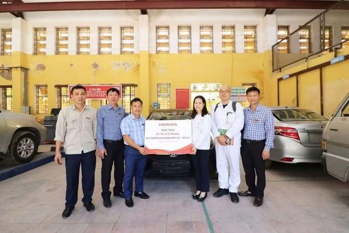 Honda Việt Nam trao tặng xe và động cơ phục vụ cho hoạt động giảng dạy, học tập tại Trường Cao đẳng nghề Việt – Xô số 1.