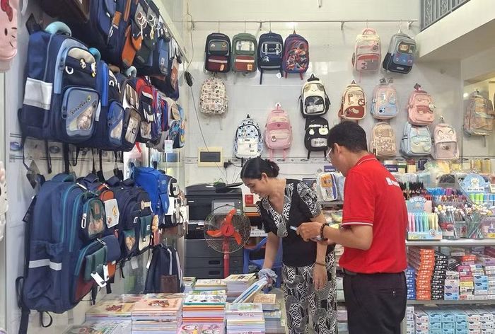 Các hiệu sách trên địa bàn trung tâm xã Phú Hòa (tỉnh An Giang) đang khan hiếm sách giáo khoa.