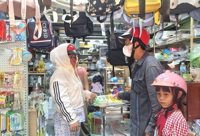 Phụ huynh mua sách giáo khoa cho con tại xã Phú Hòa, tỉnh An Giang.