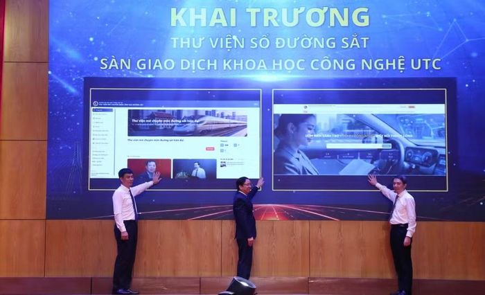 Thứ trưởng Phạm Quang Hưng và lãnh đạo nhà trường bấm nút khai trương Thư viện số Đường sắt, Sàn giao dịch khoa học công nghệ UTC.