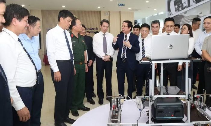 Thứ trưởng Bộ GD&ĐT Phạm Quang Hưng thăm triển lãm của Trường Đại học Giao thông vận tải.