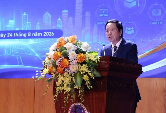 PGS.TS Nguyễn Văn Hùng – Hiệu trưởng Trường Đại học Giao thông vận tải báo cáo tại hội nghị.