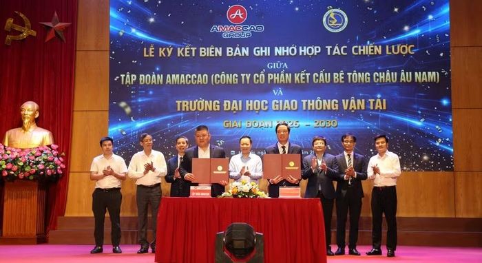 Nhân dịp này, Trường Đại học Giao thông vận tải ký kết hợp tác với một số doanh nghiệp.