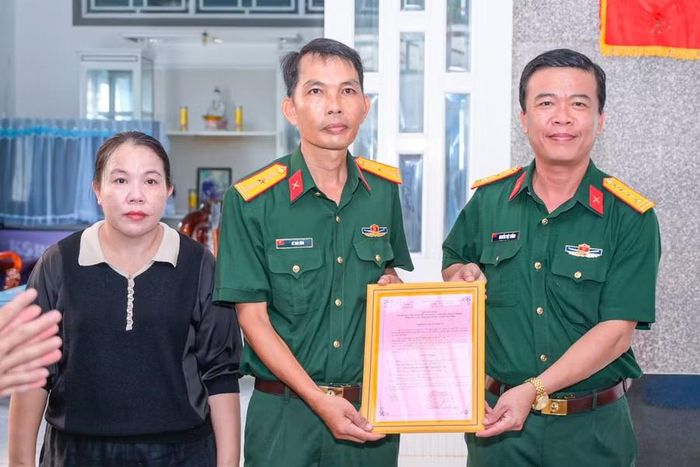 Đại tá Nguyễn Việt Thắng trao quyết định bàn giao nhà đồng đội cho gia đình Thiếu tá QNCN Lê Thái Vĩnh.