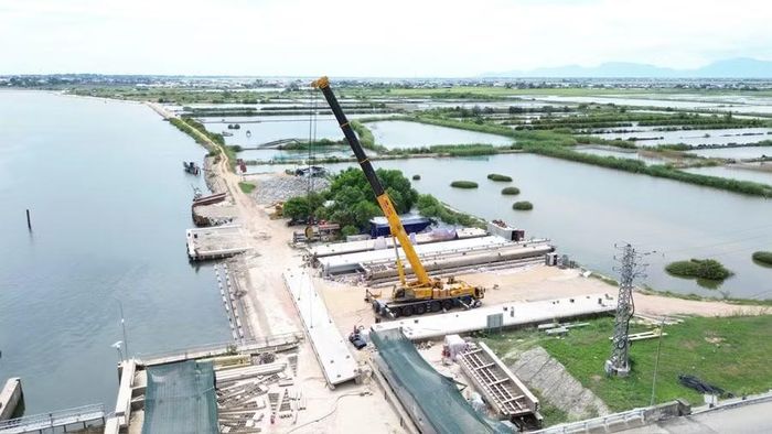 Đại công trường bên đập Thảo Long.