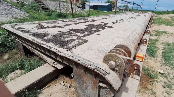 Các thiết bị bằng sắt của đập bị hư hại do thời gian nằm dưới nước bị gỉ sét, đứt gãy và hà bám nhiều chỗ.