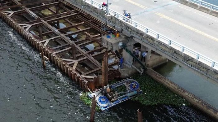 Một phần chân đập đã tháo cửa van được xử lý nạo vét, gia cố phần bê tông bên dưới.