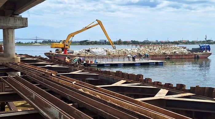 Trong thời tiết nắng nóng, nhiều bộ phận phối hợp làm việc liên tục ngày đêm.