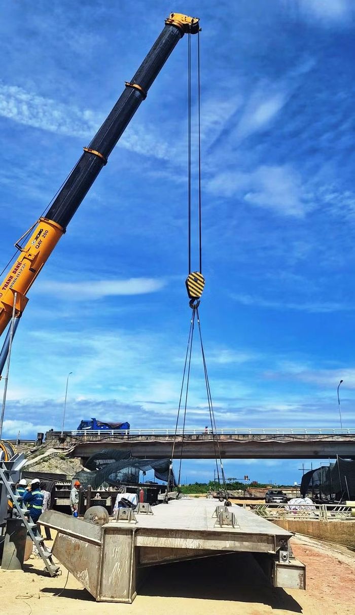 Huy động máy cẩu siêu lớn để di chuyển các cửa van nặng hàng chục tấn.
