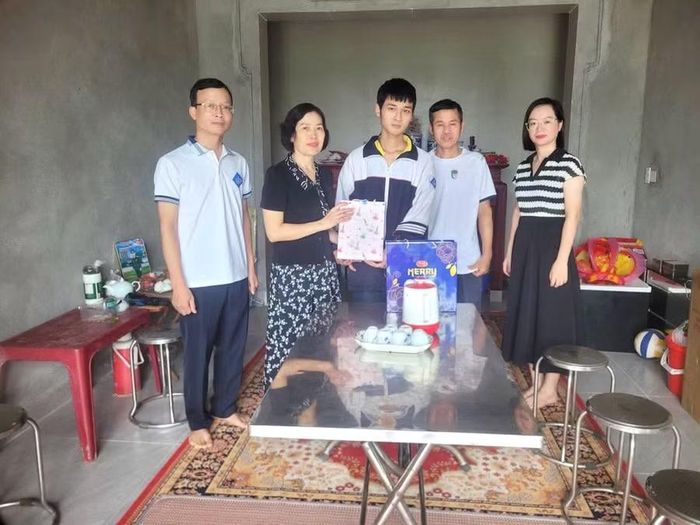 Những phần quà tuy giá trị không lớn nhưng thể hiện sự quan tâm và tình yêu thương của thầy cô đối với học sinh.