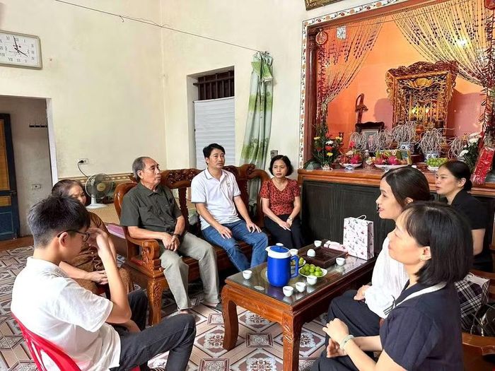 Bên cạnh việc động viên học sinh, thầy cô còn tìm hiểu tình hình cuộc sống, học tập, lắng nghe tâm tư, nguyện vọng của các em.