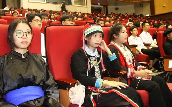 Các học sinh được trao học bổng tại buổi lễ,