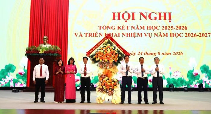 Lãnh đạo tỉnh Lai Châu tặng hoa chúc mừng ngành Giáo dục.