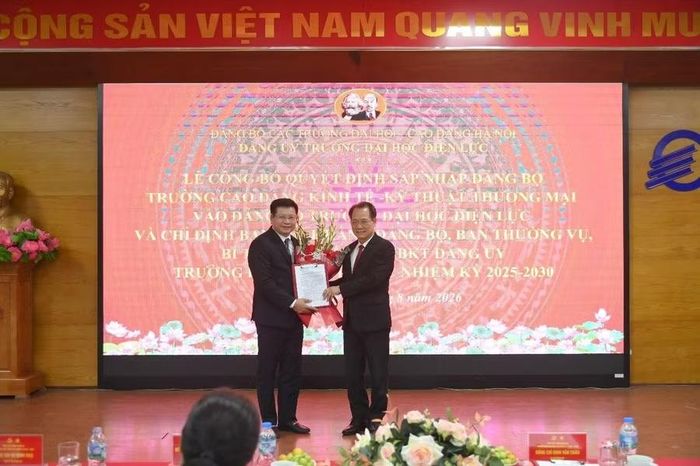 Ông Nguyễn Thanh Sơn (bên phải) trao Quyết định và tặng hoa chúc mừng ông Đinh Văn Châu.