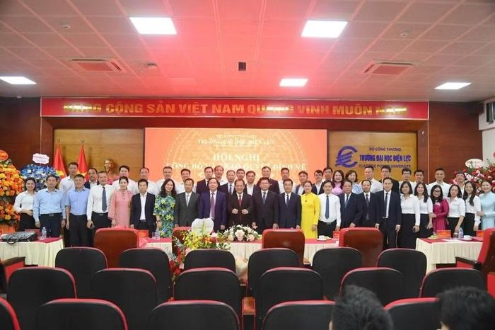 Các đại biểu chụp ảnh lưu niệm tại chương trình.