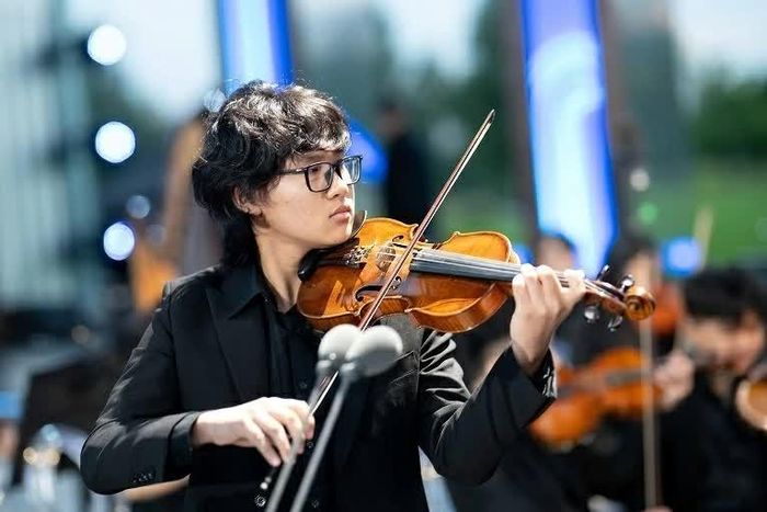 Nghệ sĩ violin Nguyễn Hiếu Doanh là thành viên nhỏ tuổi nhất trong đoàn. (Ảnh NVCC)