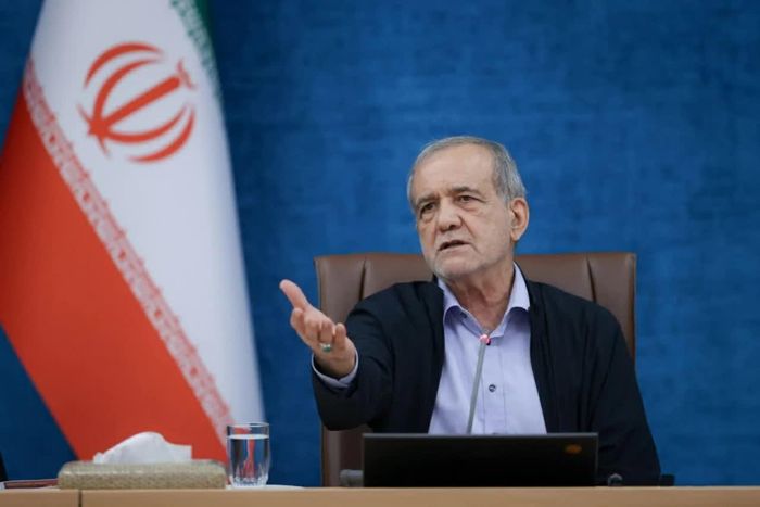 Tổng thống Iran Masoud Pezeshkian tuyên bố Tehran đang đối mặt một “cuộc xung đột toàn diện” về kinh tế, quân sự và an ninh. (Nguồn: Middle East Monitor)