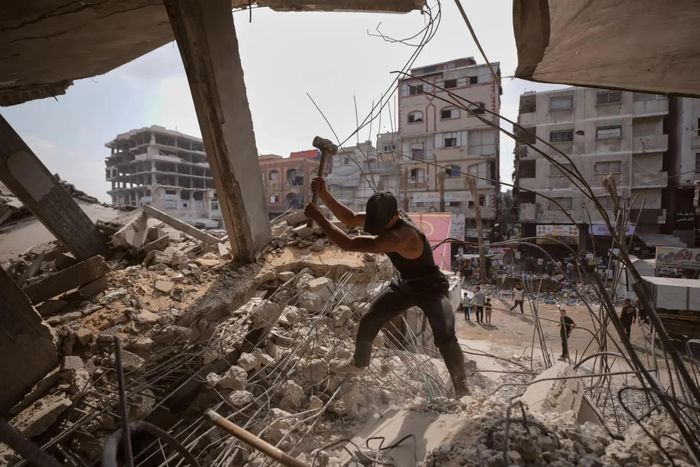 Một người Palestine thu gom những thanh sắt từ đống đổ nát của các tòa nhà bị phá hủy trong các cuộc không kích của Israel tại Dải Gaza để sửa chữa và tái chế, trong bối cảnh cuộc xung đột tiếp tục để lại những hậu quả nặng nề đối với cuộc sống của người dân. Thủ tướng Israel Benjamin Netanyahu nói với Cố vấn Nhà Trắng Jared Kushner rằng, việc thúc đẩy tiến trình hòa bình hay động thái Israel rút quân phụ thuộc hoàn toàn vào việc liệu Hamas đã được giải giáp hay chưa. Yêu cầu Hamas từ bỏ vũ khí tiếp tục là một trong những điểm nghẽn lớn đối với các nỗ lực ngoại giao nhằm chấm dứt xung đột. Trong bối cảnh đàm phán chưa đạt được đột phá, triển vọng thiết lập lệnh ngừng bắn lâu dài và mở ra giai đoạn hậu xung đột tại Gaza vẫn đối mặt với nhiều trở ngại.