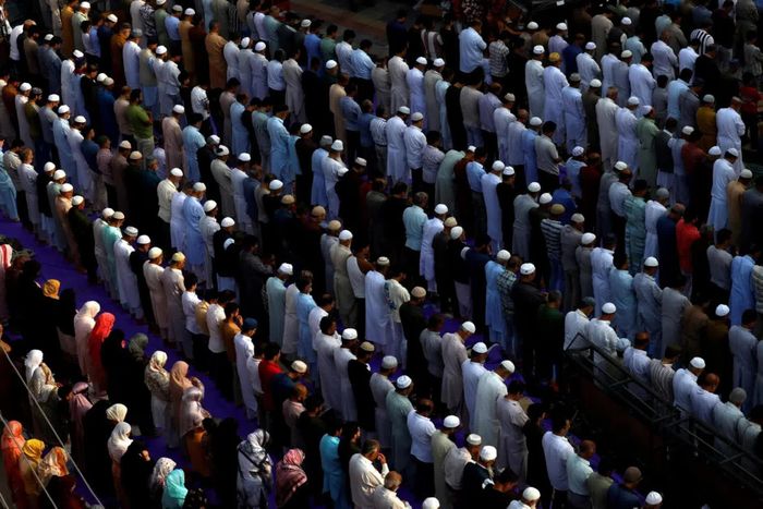 Hàng nghìn tín đồ tập trung cầu nguyện Khoja Digar bên ngoài đền thờ thánh Sufi Khawaja Naqshband tại Srinagar, Ấn Độ, nhân ngày giỗ của ông hôm 17/8. Khoja Digar là nghi lễ cầu nguyện truyền thống được tổ chức vào ngày thứ ba của tháng Rabi-ul-Awwal, gắn với Khawaja Naqshband Sahib và dòng tu tâm linh Naqshbandi. Năm nay, các tín đồ từ nhiều khu vực của thung lũng Kashmir đã đổ về đền Naqshband Sahib, trong đó có nhiều gia đình cùng tham dự, tạo nên một không gian sinh hoạt tôn giáo quy tụ nhiều thế hệ. Bên cạnh các nghi lễ Asr và đọc Awraad-e-Asriya, những lời cầu nguyện đặc biệt được dành cho hòa bình, thịnh vượng và cuộc sống bình an của người dân Jammu và Kashmir. (Nguồn: Thunder Kashmir)