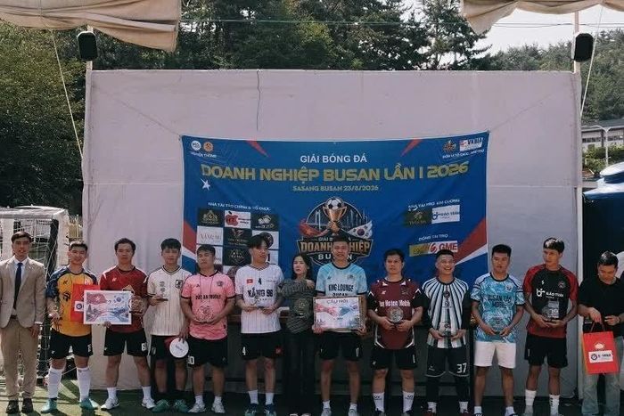 Ban tổ chức trao quà kỷ niệm đến đội trưởng của 10 đội bóng tham dự giải. (Nguồn: BTC)
