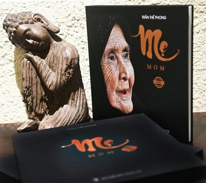Bức ảnh người mẹ Chăm trên bìa sách. (Ảnh: Thành Nam)