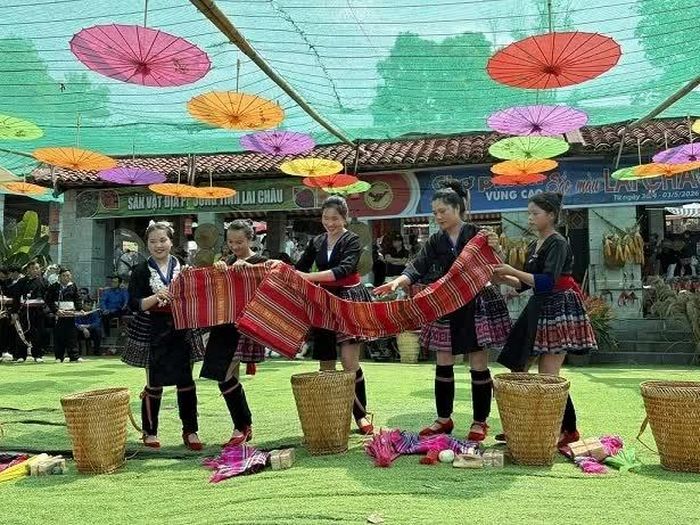 Du khách có thể trải nghiệm truyền dạy cồng chiêng, dệt thổ cẩm, đan lát, thưởng thức ẩm thực và tham gia các trò chơi dân gian. (Nguồn: BTC)