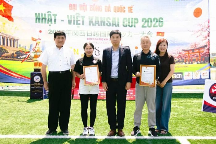 Tổng Lãnh sự Nguyễn Trường Sơn trân trọng cảm ơn chính quyền thành phố Sakai đã quan tâm, hỗ trợ Ban tổ chức trong quá trình chuẩn bị, đặc biệt là việc tạo điều kiện về địa điểm tổ chức giải. (Nguồn: Hiệp hội người Việt Nam vùng Kansai)
