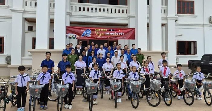 Đoàn đại biểu Trung ương Hội Liên hiệp thanh niên Việt Nam trao tặng xe đạp cho các em học sinh. (Nguồn: Tổng Lãnh sự quán Việt Nam tại Luang Prabang)